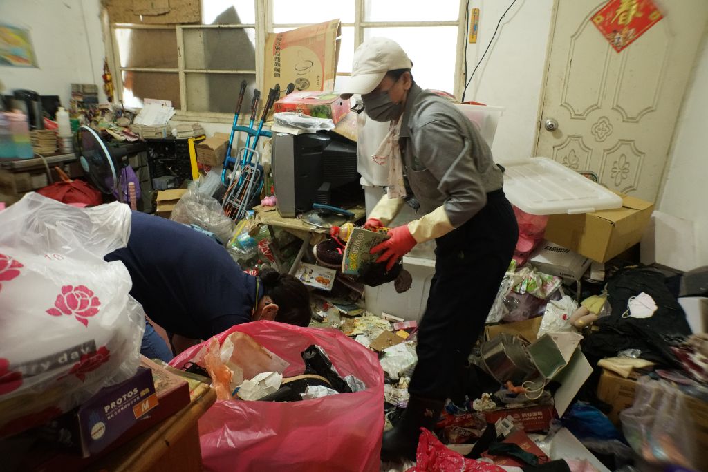 志工清空「囤積屋」 助失聰癱瘓婦重獲新生